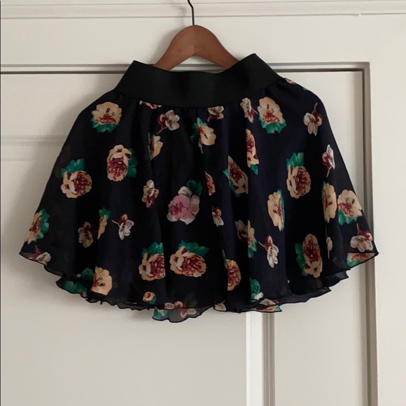 Dresses & Skirts - ❄️3/15$❄️Floral mini skirt